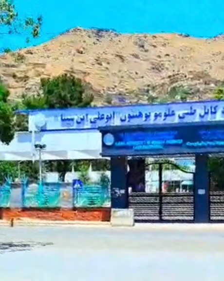 طالبان زبان فارسی را از تابلوی دانشگاه طبی ابوعلی سینا در کابل حذف کردند