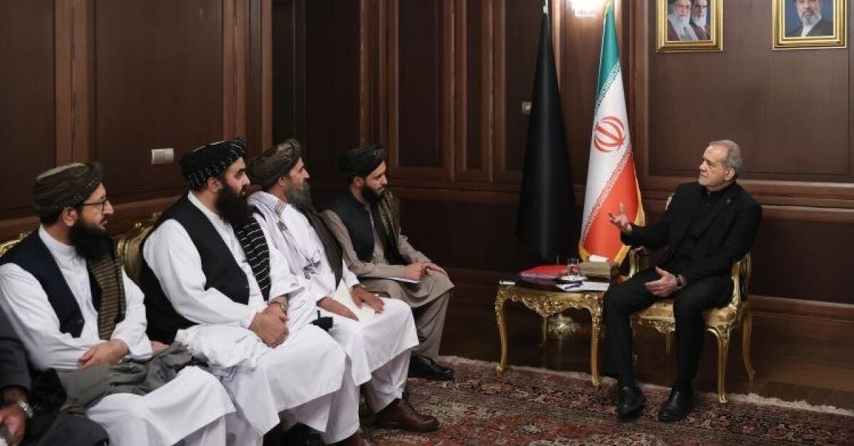 مسعود پزشکیان، رئیسجمهور ایران، در حاشیه مراسم تشییع جنازه علی خامنهای با هیأت طالبان دیدار کرد