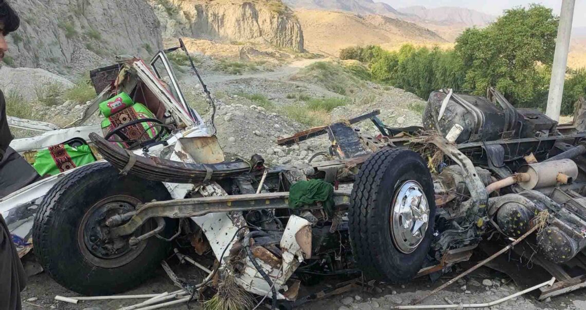 در پی سقوط موتر در رودخانهای در لغمان ۲۲ تن کشته و زخمی شدند