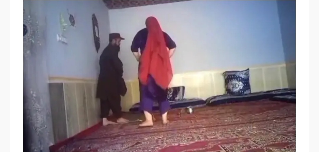 د طالبانو د یوې پوستې قوماندان په بامیان کې د دې ډلې د ولسوال له میرمنې سره د نامشروع اړیکو په تور ونیول شو.